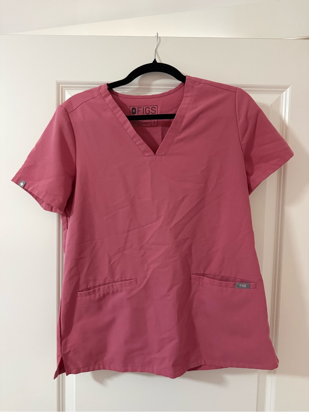 Figs Women's V-Neck Scrub Top in Quartz Rose Pink